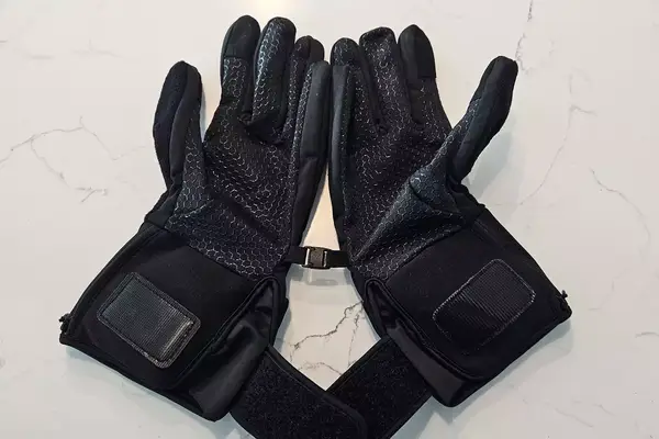 The SAVIOR HEAT Heated Glove Liners clipped together