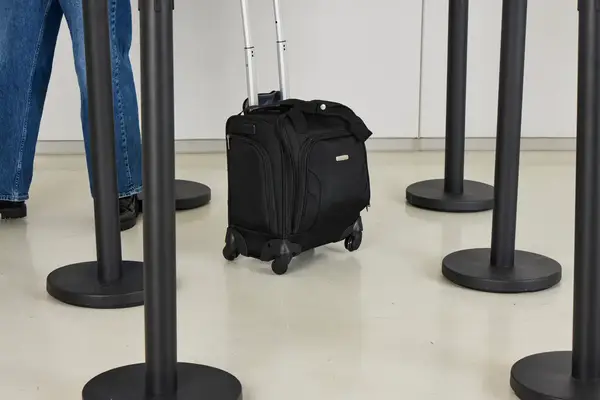 A person wheels the Samsonite Theorym Underseater over linoleum