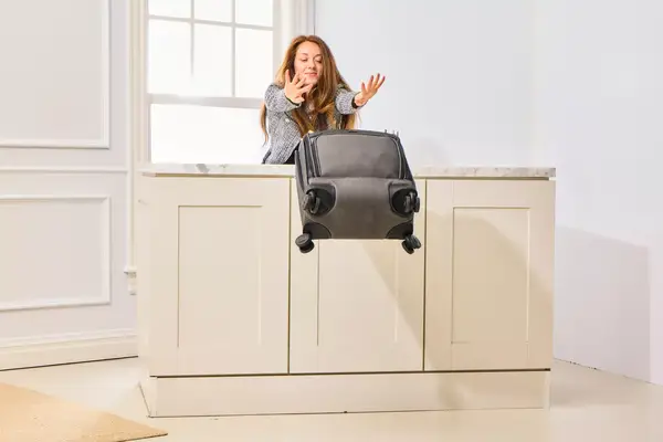 A person throws the Hartmann Herringbone Deluxe Underseater off of a table