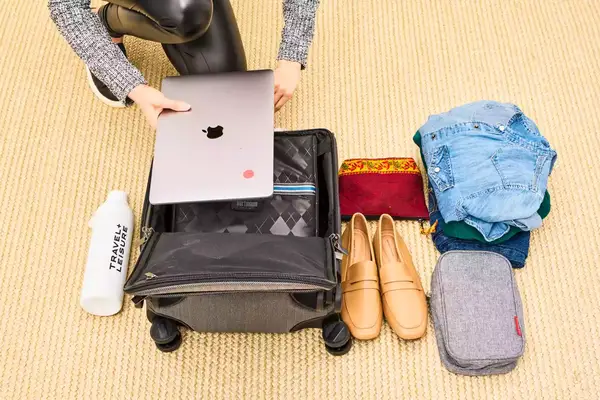 A person packs the Hartmann Herringbone Deluxe Underseater