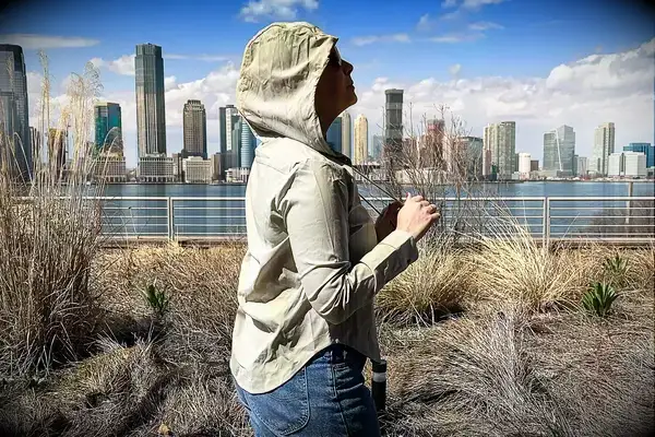 The side of a woman wearing the Hikerkind Trail Sun Hoodie 01