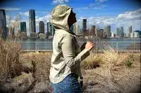 The side of a woman wearing the Hikerkind Trail Sun Hoodie 01