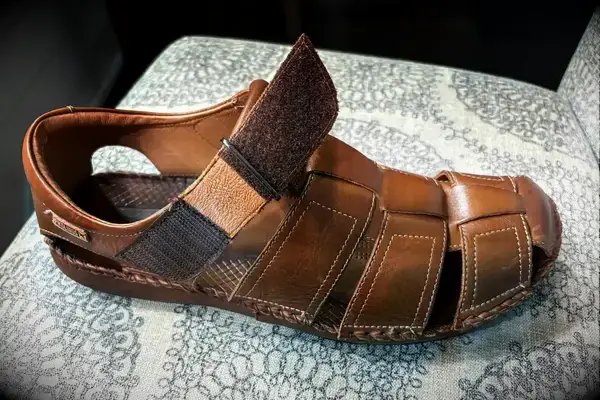 The open top strap on the PIKOLINOS Men