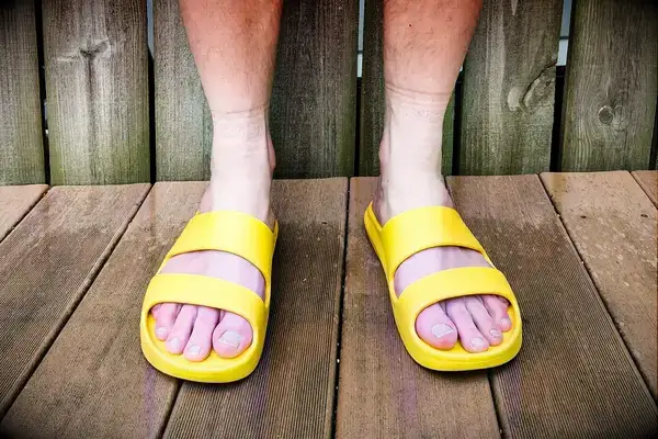 A front view of a person wearing the Bombas Men