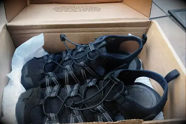 KEEN Men’s Hyperport H2 Sandal in shoebox