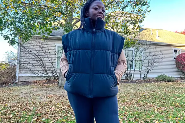 A person wears the Alo Incline Puffer Vest outside