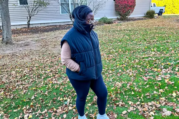 A person wears the Alo Incline Puffer Vest outside