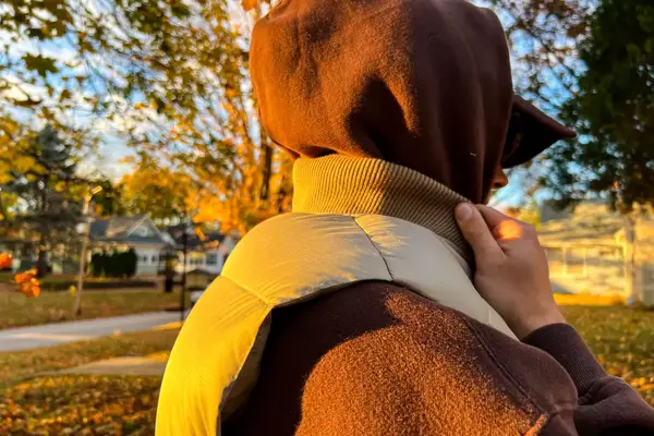 A person holds the collar on the Eddie Bauer Men
