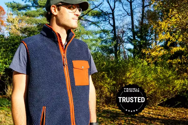 A person wearing the fjallraven vardag pile fleece vest outside