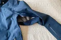 Armpit vents on ski jacket
