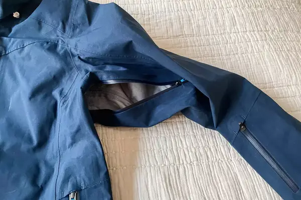 Armpit vents on ski jacket