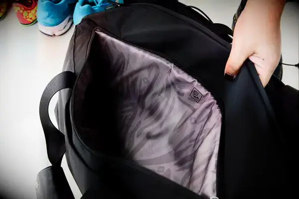 Hand opening Samsonite Just Right Weekend Wheeled Duffel compartment