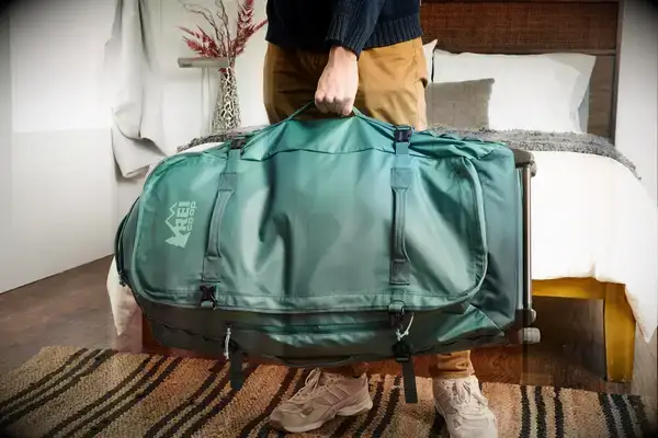 Hand opening Samsonite Just Right Weekend Wheeled Duffel compartment