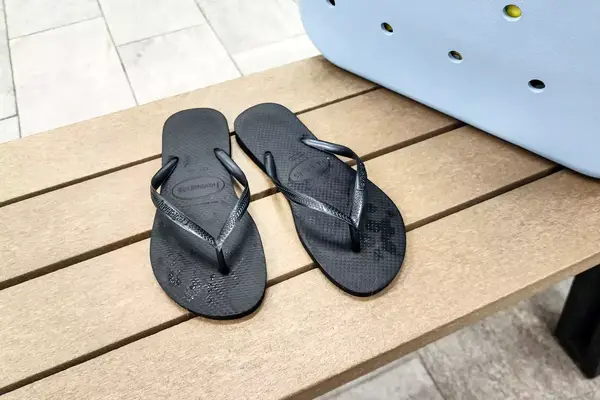 A pair of Havaianas Women