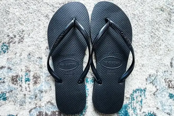 An overhead view of a pair of Havaianas Women