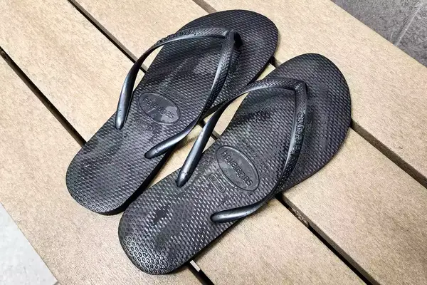 An overhead view of a pair of Havaianas Women