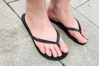 A person wers the Havaianas Women