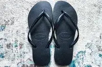 An overhead view of a pair of Havaianas Women