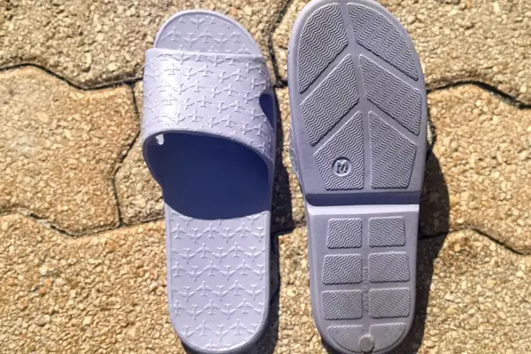 The treads on the bottom of the Anmerl Travel Slippers