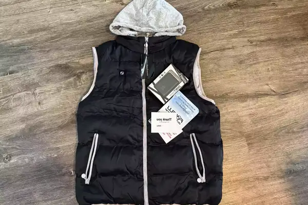 The tags on the Foxelli Women