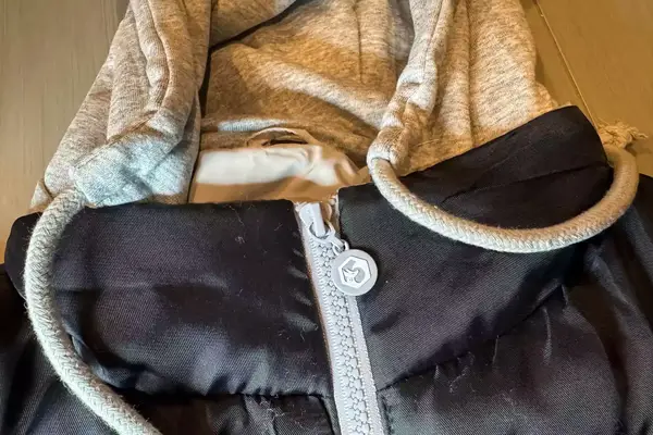 The zipper and hood on the Foxelli Women