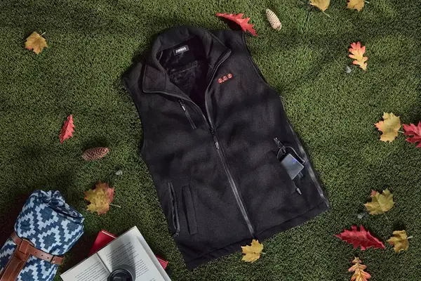 The zipper and hood on the Foxelli Women