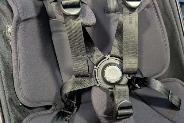 Closeup of a harness system with straps and a central buckle of Joolz Aer+ Lightweight Stroller