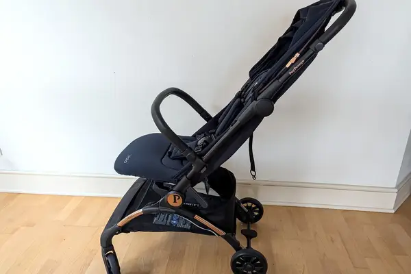 A side view of the Peg Perego Volo Compact Stroller