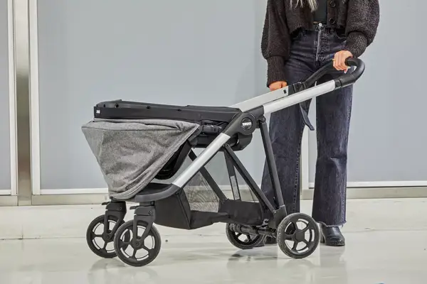 A person holding the handle on the Thule Shine