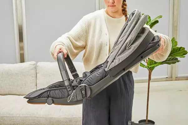 A person lifting the top of the Thule Shine