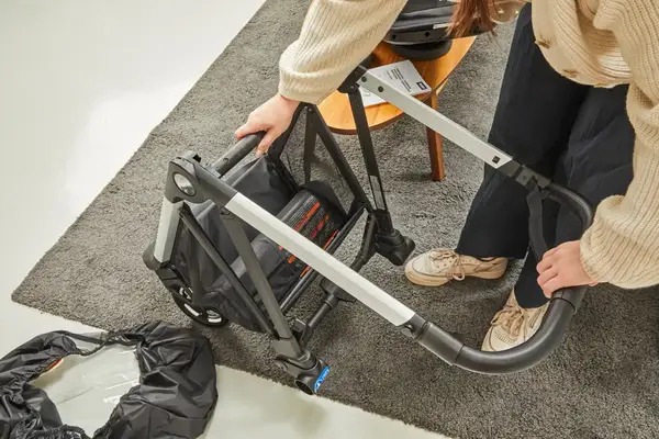 A person assembling the Thule Shine