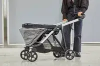 A person holding the handle on the Thule Shine