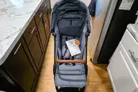 A front view of the Zoe The Traveler Stroller