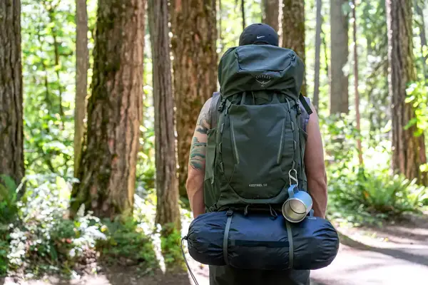 Person with a large Osprey Kestrel 58L Men