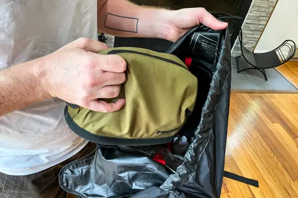 Person handling a Osprey Atmos AG 65 Men