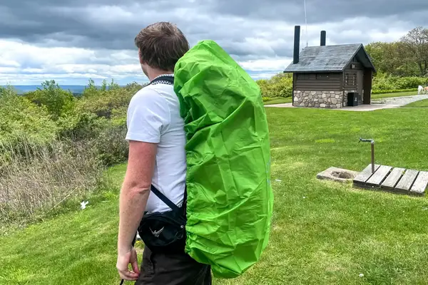 A person in a white shirt with a Osprey Atmos AG 65 Men