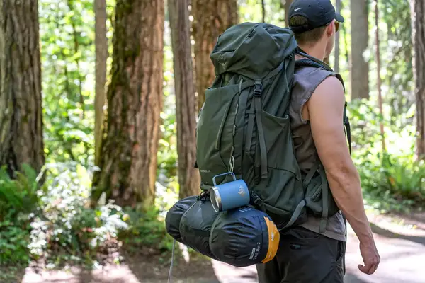 A hiker wearing a Osprey Kestrel 58L Men