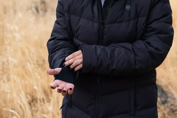 A close-up of a person wearing the ORORO SOHO Women