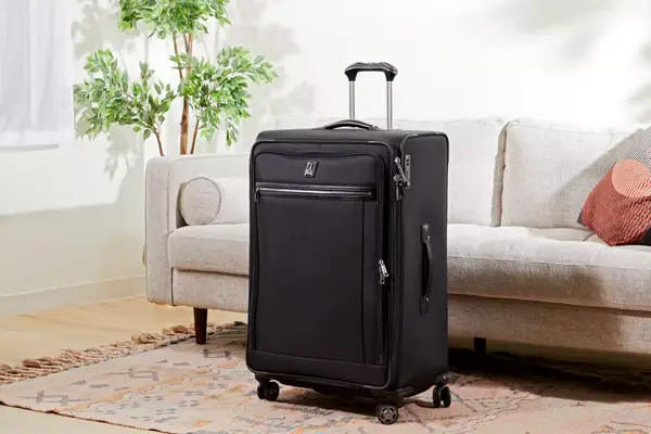 A person presses on the lock on the Samsonite 21 Inch Freeform Hardside Expandable Carry-on Spinner