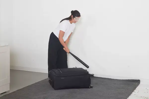 A person pulls the expansion lock on the Samsonite 21 Inch Freeform Hardside Expandable Carry-on Spinner