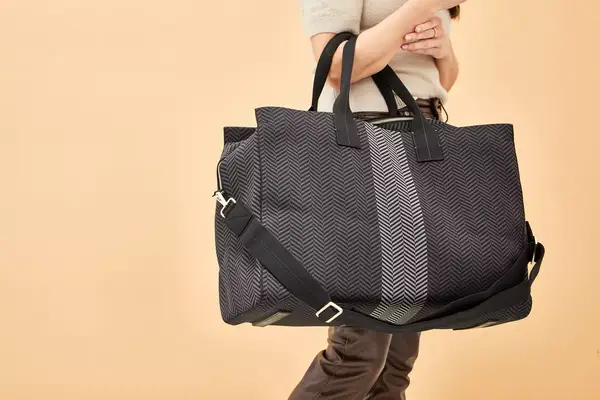 A person holding the Rothyâs The Weekender on their arm