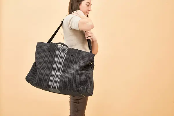 A person wearing the Rothyâs The Weekender on their shoulder