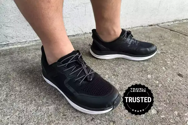 A person wearing the Kizik Men