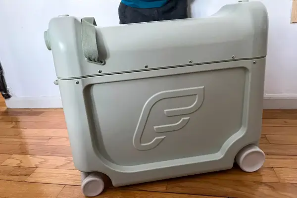 The side of the ​​Stokke JetKids BedBox on a wooden floor