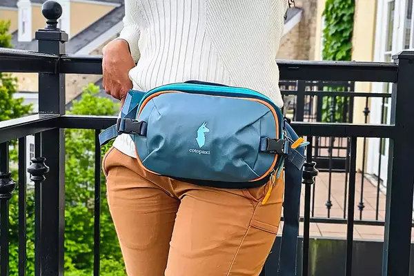 Cotopaxi Allpa x 1.5L hip pack on body