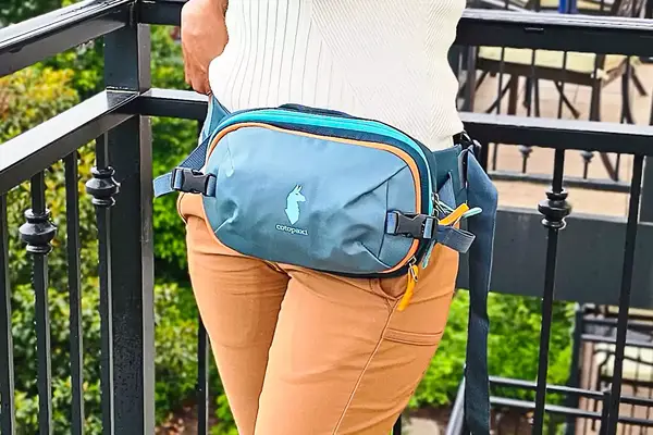 Cotopaxi Allpa x 1.5L hip pack on body