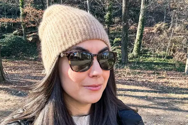 A person wearing the White + Warren Cashmere Beanie outside 