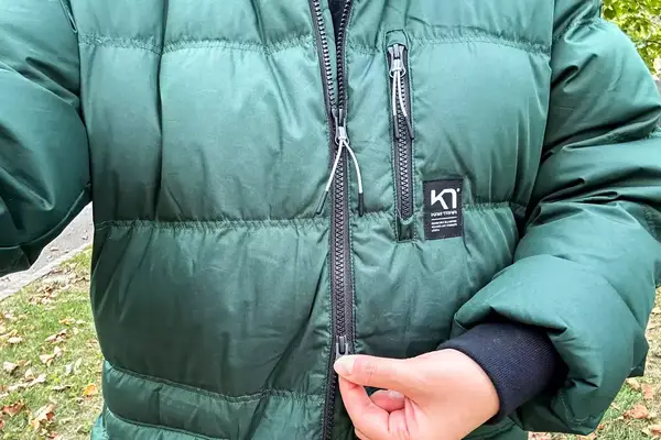 Close-up of a person zipping a Kari Traa Rongve Parka