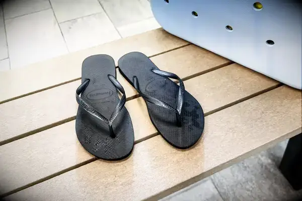 A pair of Havaianas Women