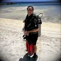 A person wearing the Bared Footwear Sanderlings in the sand